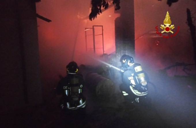 Barbarano Mossano, incendio di un annesso di una casa rurale adibito a ricovero mezzi agricoli