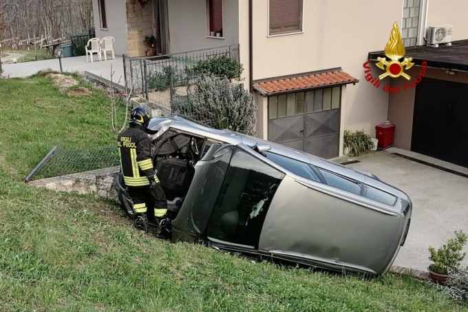 Esce di strada e finisce con l’auto rovesciata abbattendo anche una colonnina del gas