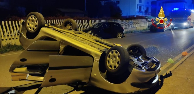 Tampona un’auto parcheggiata e la sua si ribalta: ferita la conducente