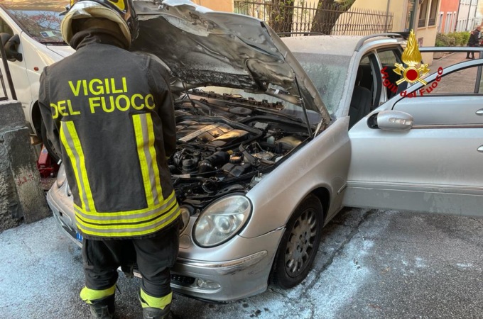 Perdita di gas dall’impianto Gpl: auto avvolta dalle fiamme