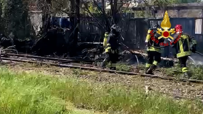 Vicenza, incendio sterpaglia a ridosso della linea ferroviaria