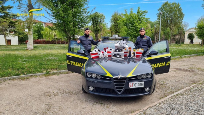 Sequestrate 1400 paia di calzature contraffatte vendute online per un valore di oltre 55mila euro