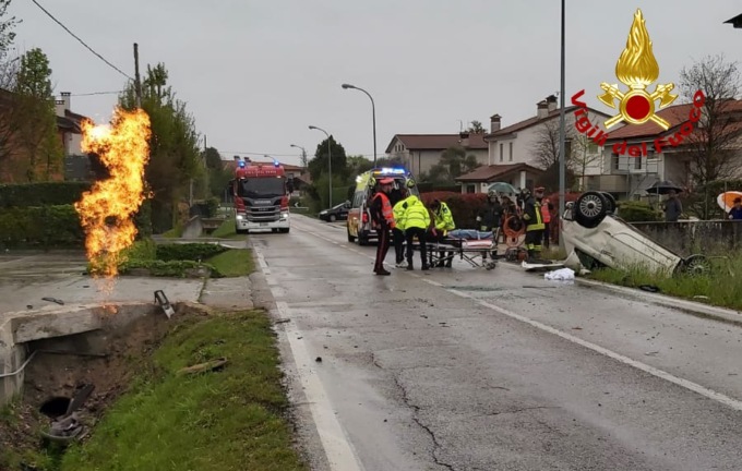 Vedono l’auto in fiamme, fermano il bus e con l’estintore salvano la vita a un 19enne