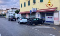 Scontro tra auto a Vicenza, sfondata la vetrina di un negozio