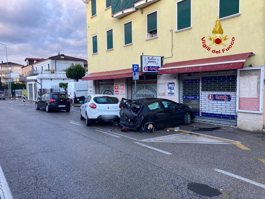 Scontro tra auto a Vicenza, sfondata la vetrina di un negozio