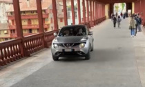 Bassano, il video dell’auto che attraversa il Ponte degli Alpini tra risate e sconcerto dei passanti