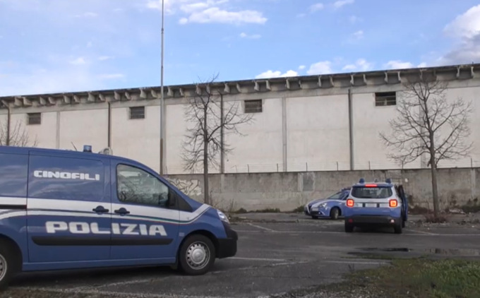 Sopralluogo agli ex Magazzini generali: numerosi giacigli di fortuna, intercettate 4 persone