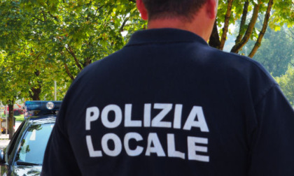 Perde il controllo dell'auto, danneggia due veicoli in sosta e fugge: rintracciato dalla Polizia Locale