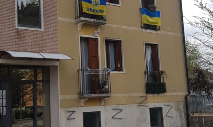 Vandali disegnano il simbolo "Z" sul palazzo dove vive una donna ucraina, Zaia: "Sdegno e condanna"