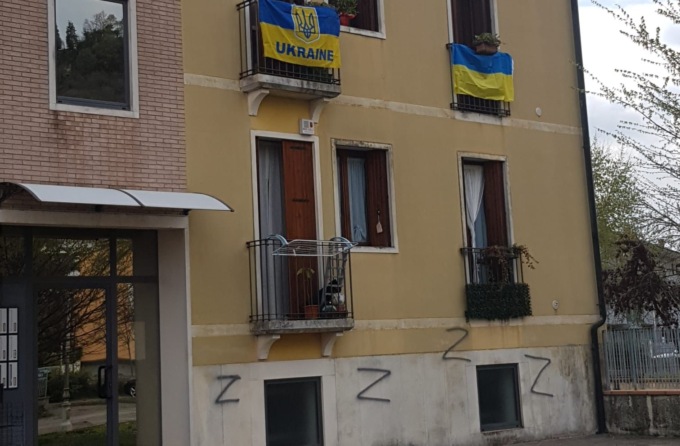 Vandali disegnano il simbolo “Z” sul palazzo dove vive una donna ucraina, Zaia: “Sdegno e condanna”