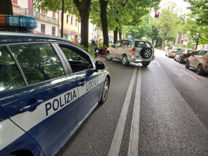 Schio, scontro tra un’auto e un motociclo: ferita una 18enne