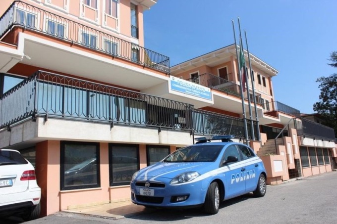 Assuntore abituale di sostanze alcoliche denunciato dal Commissariato: sequestrate armi e munizioni