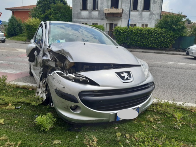 Piovene Rocchette, scontro tra due auto: due persone ferite