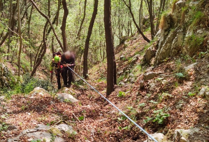 Perde l’equilibrio e ruzzola nel canale: 65enne aiutato dal Soccorso Alpino