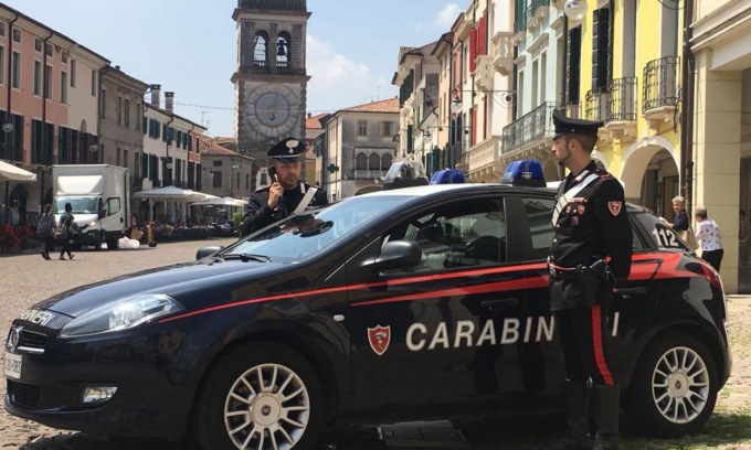“Trattamento” del finto fisioterapista per attirare l’anziano e rubargli la catenina d’oro