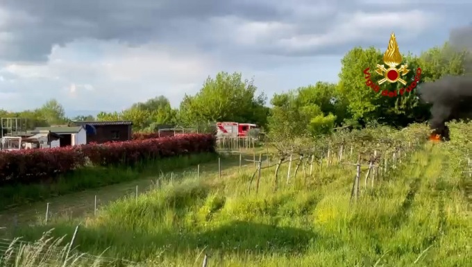 Longare, il video del trattore divorato dalle fiamme