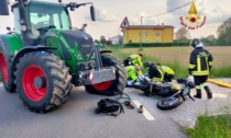 Schianto tra una moto e un trattore: un pezzo el manubrio si conficca nella coscia del centauro