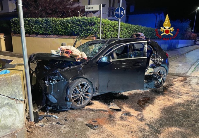Tragedia a Bassano, auto si schianta contro un muretto: morto un 20enne di Nove