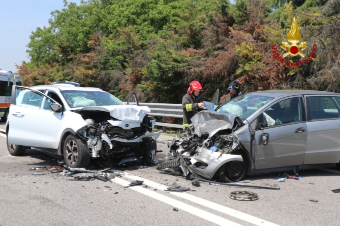 Frontale tra due auto sulla tangenziale tra Vicenza Est e Torri di Quartesolo: tre feriti