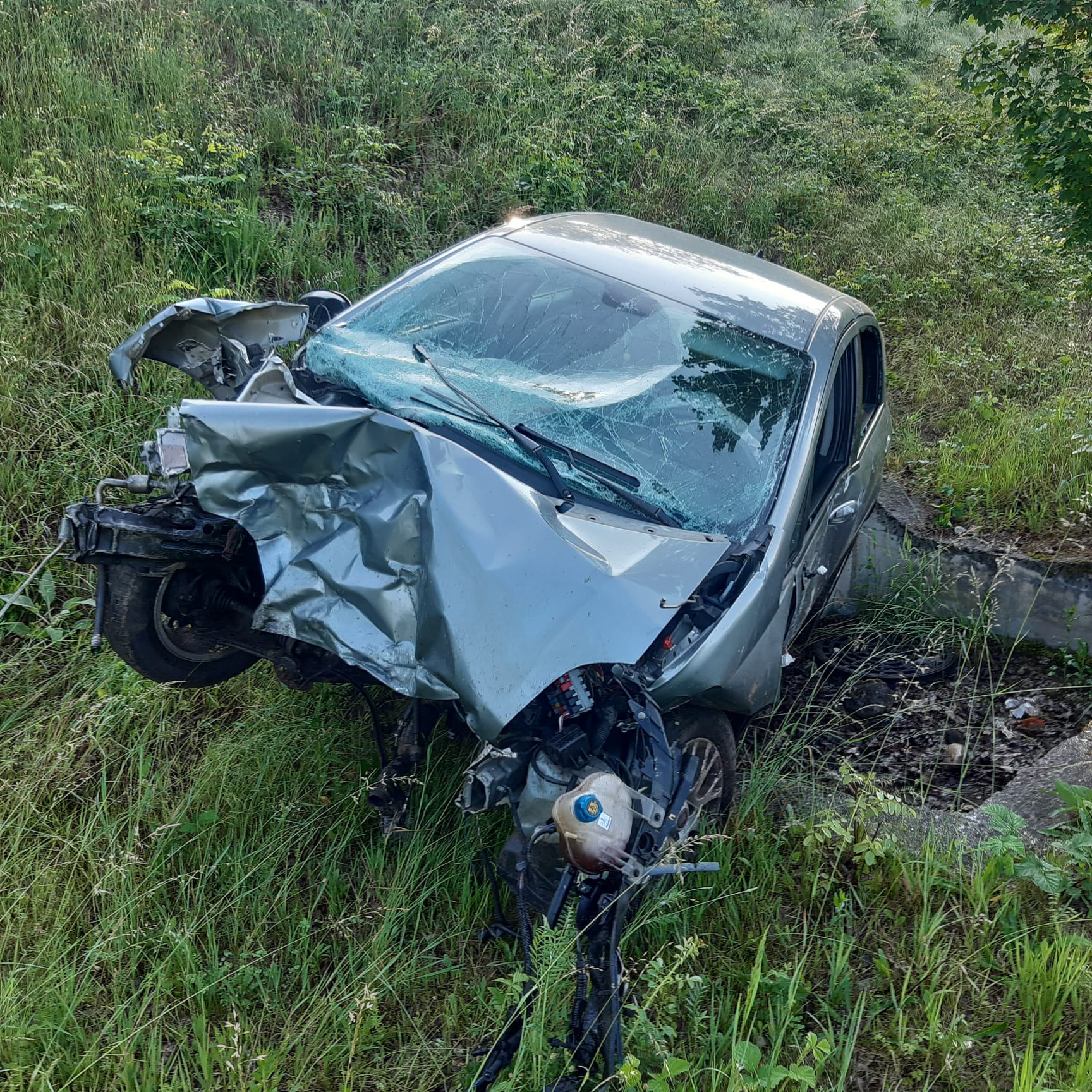 Sbanda, sfonda il guard rail e scappa. Le immagini dell'incidente causato da un 27enne di Malo