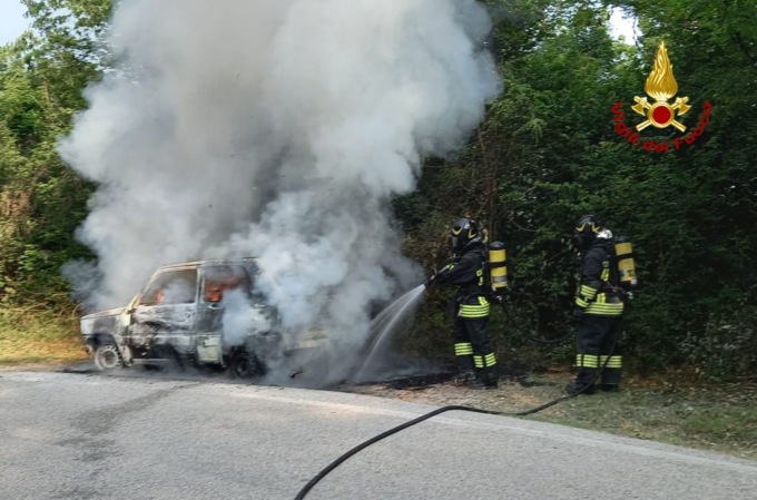 Arcugnano, nota che qualcosa non va: scende e l’auto prende fuoco
