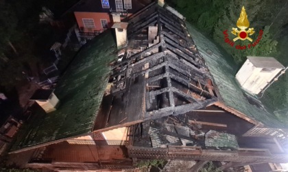 Paura a Roana, video e foto del tetto distrutto dalle fiamme nella notte