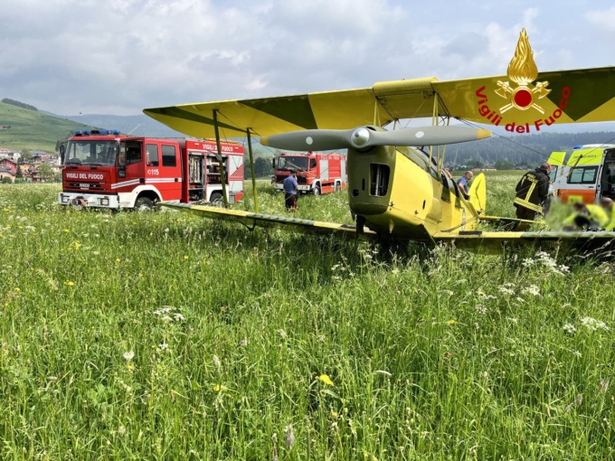 Malore durante il volo: pilota del biplano storico riesce ad atterrare poi muore