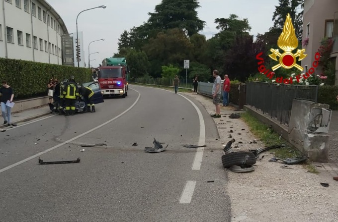 Marostica, perde il controllo dell’auto che finisce contro il muretto di una casa: ferito il conducente