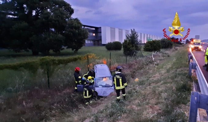 Incidente sull’A4: auto finisce nel fossato di scolo, giovane coppia ferita