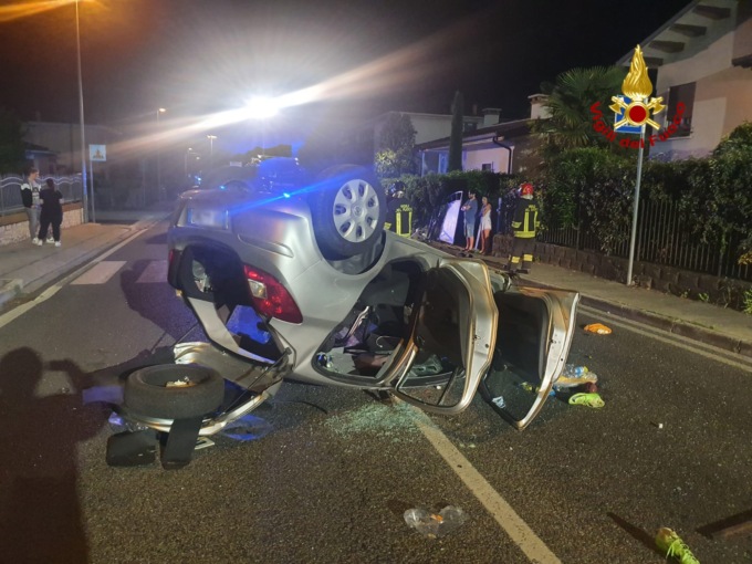 Con l’auto finisce contro un passo carraio e dei contatori del gas metano: 20enne ferito