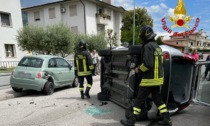 Perde il controllo dell'auto che si schianta contro una vettura parcheggiata: anziana ferita