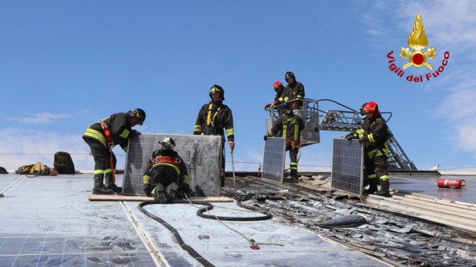 In fiamme dei pannelli fotovoltaici sul tetto del capannone dell’azienda di allevamento tacchini