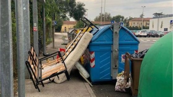 Multati 11 cittadini sorpresi ad abbandonare un materasso, imballaggi e sacchi