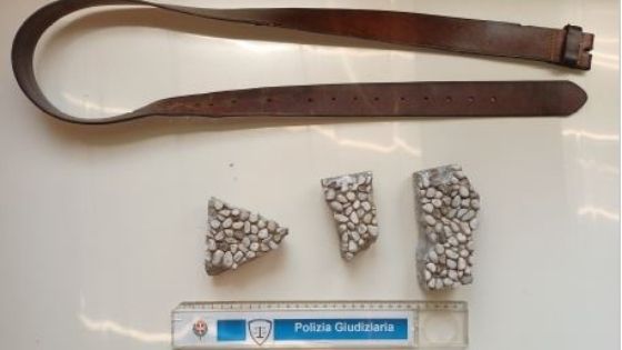 Minaccia e aggredisce con la cintura il dipendete dell’hotel poi lancia pietre contro la Polizia locale