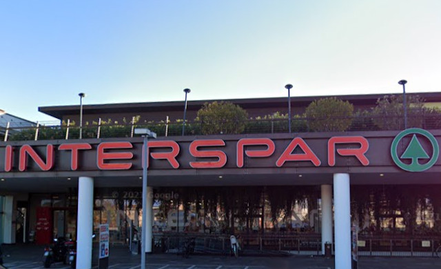 Minacciano l’addetto alla vigilanza del supermercato, gli rubano il cellulare poi tentano la fuga