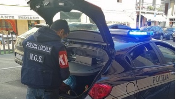 Viene scoperto dalla Polizia Locale mentre cede la droga, pusher tenta la fuga in bicicletta contromano