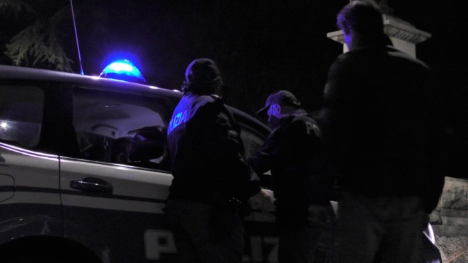 Danneggiano con spranghe e pietre il “Custom Club”: daspo per 5 giovani