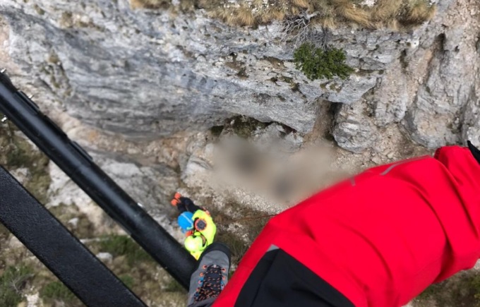 Precipita dalla Ferrata e finisce nel canale: gruppo di ragazzi nota il corpo senza vita del 57enne