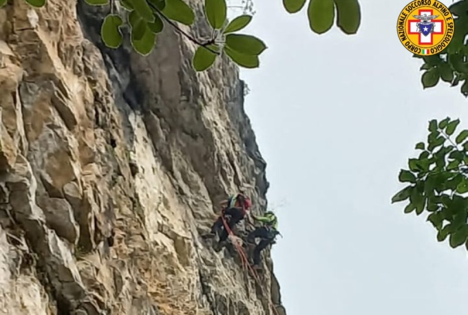 Era bloccato sopra un salto di roccia ormai stremato, soccorso escursionista in Val Posina