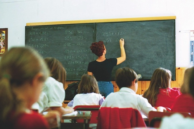 “Suo figlio non si comporta bene a scuola”, padre arrabbiato colpisce violentemente il bambino