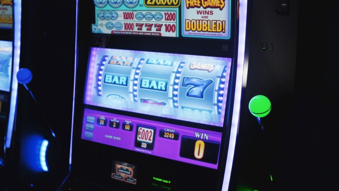 Montecchio Maggiore, videopoker accesi in fasce orarie non consentite: sanzioni per 9500 euro
