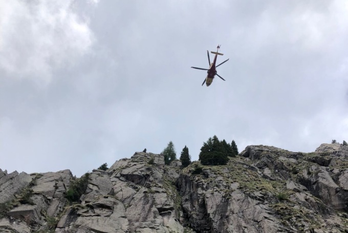 Scivola e precipita per un centinaio di metri sotto agli occhi della moglie: morto 72enne vicentino