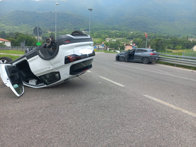 Santorso, perde il controllo dell’auto e si schianta contro una vettura: due feriti