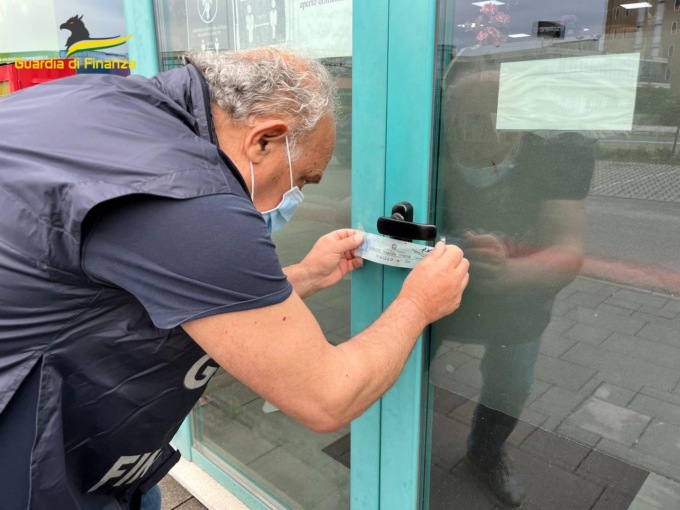 Non rilasciavano scontrini, chiusi un bar a Nove e un “bazar” cinese a Thiene