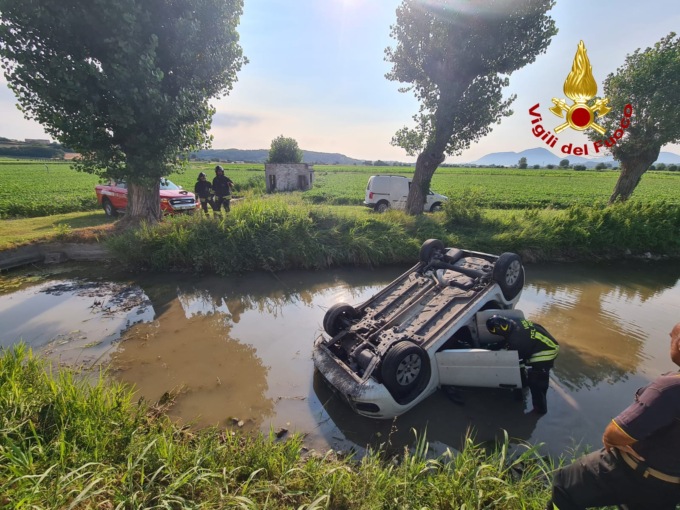 Villaga, le foto dell’auto finita rovesciata in un canale d’irrigazione a bordo strada