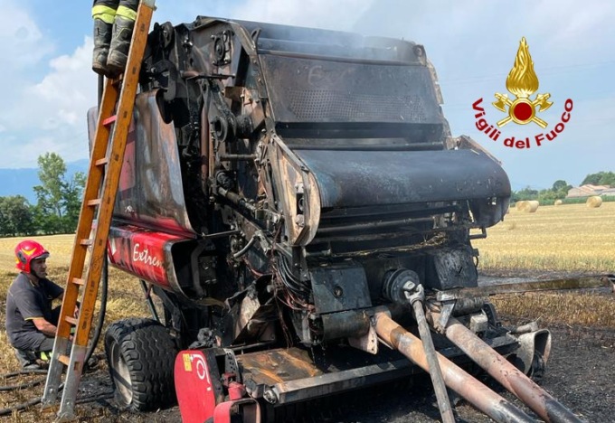 Imballatrice prende fuoco mentre è in corso la lavorazione delle rotoballe