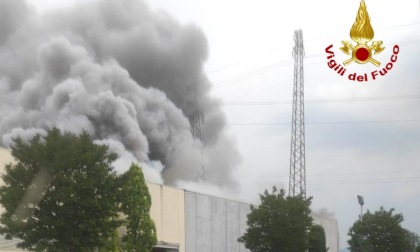 Villaverla, le foto dell'incendio in un’azienda produttrice di reggette in poliestere