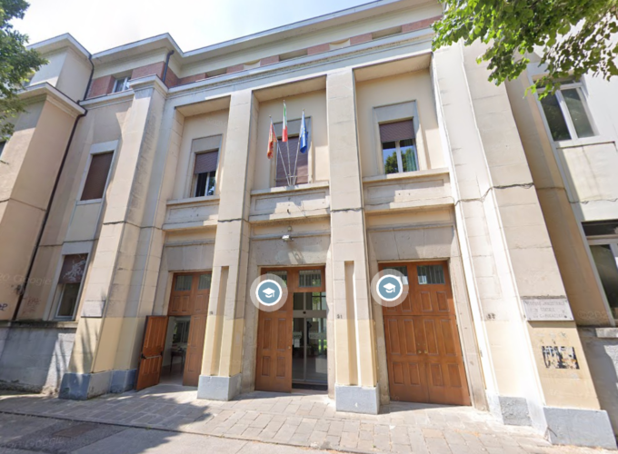 Body shaming nel liceo di Vicenza, la preside alle studentesse poco vestite: “Non si mostra la ciccia”