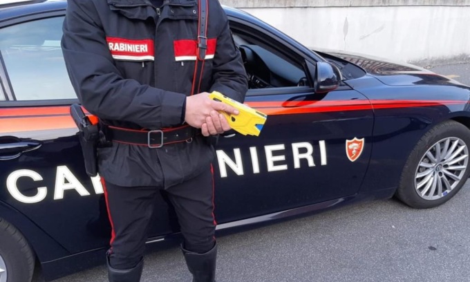 Litiga con i genitori e non collabora con i Carabinieri: i militari dell’Arma lo immobilizzano con il taser