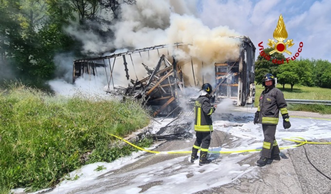 Enego, incendio di un semirimorchio di un autoarticolato carico di serramenti in PVC
